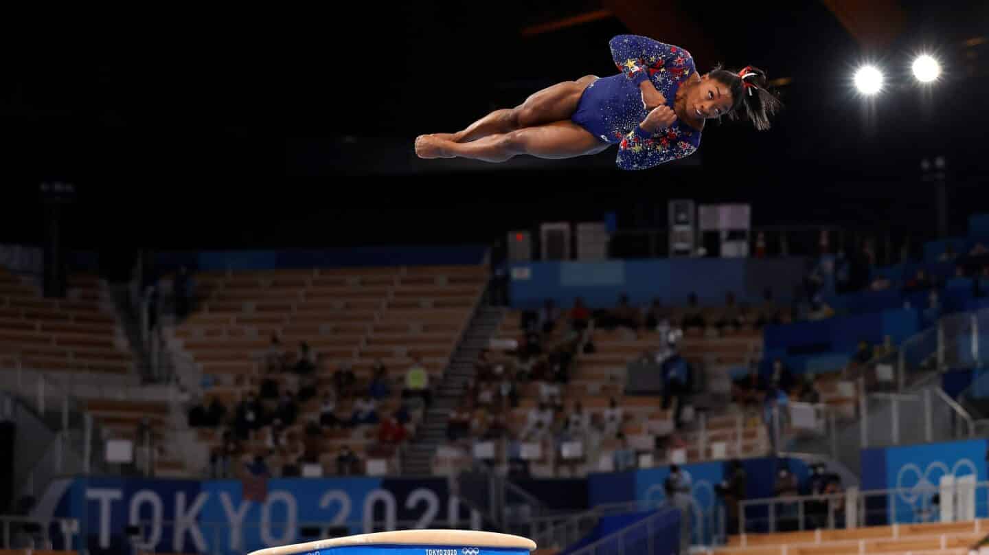 La gimnasta Simone Biles, en el ejercicio antes de retirarse de la final por equipos en Tokio 2020