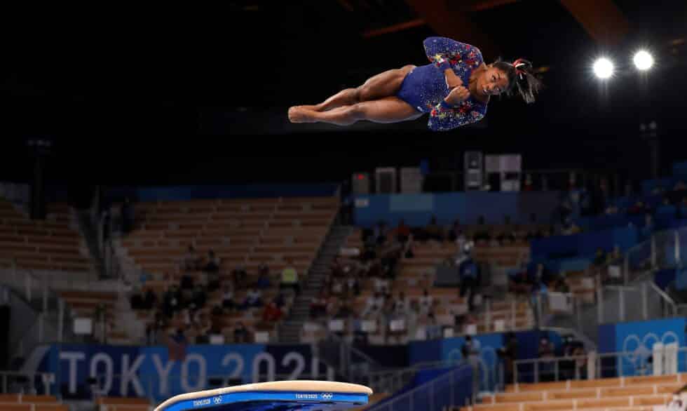 La gimnasta Simone Biles, en el ejercicio antes de retirarse de la final por equipos en Tokio 2020