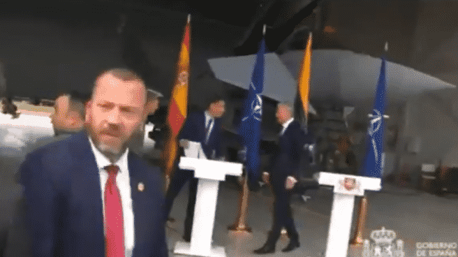 Momento en que Pedro Sánchez y el presidente lituano, Gitanas Nauseda, han sido desalojados por una amenaza en la base de Siauliai. Momento en que Pedro Sánchez y el presidente lituano, Gitanas Nauseda, han sido desalojados por una amenaza en la base de Siauliai.