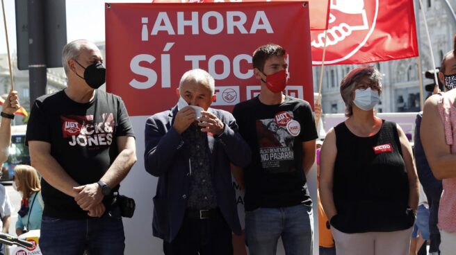 El secretario general de UGT, Pepe Álvarez, participan en la concentración que el sindicato ha convocado junto a CCOO para exigir al Gobierno que suba el SMI.