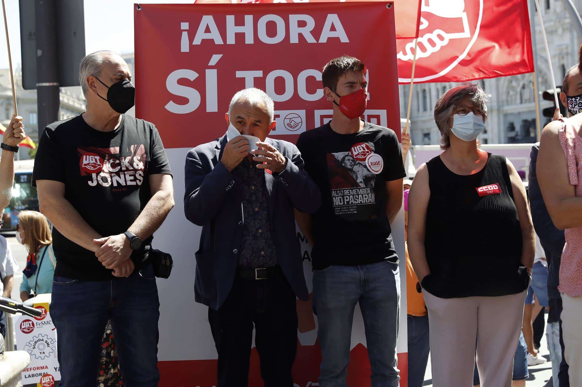 El secretario general de UGT, Pepe Álvarez, participan en la concentración que el sindicato ha convocado junto a CCOO para exigir al Gobierno que suba el SMI.