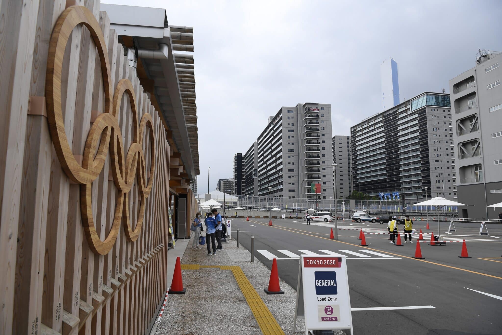 La entrada de la Villa Olímpica en Tokio, donde comenzarán los Juegos el 23 de julio