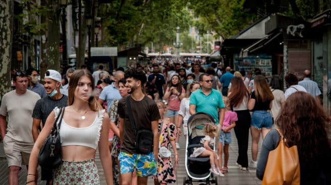 Personas pasean por Las Ramblas de Barcelona en julio de 2021.