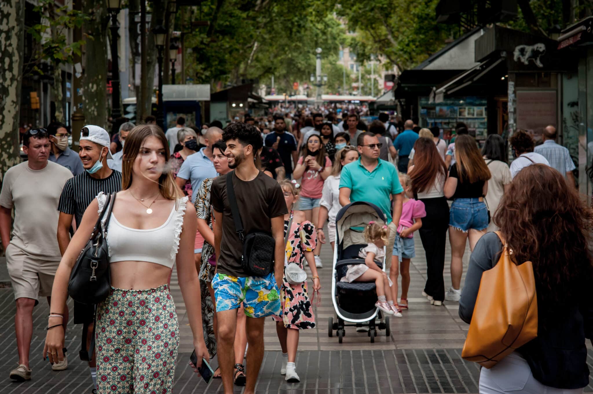 Personas pasean por Las Ramblas de Barcelona en julio de 2021.