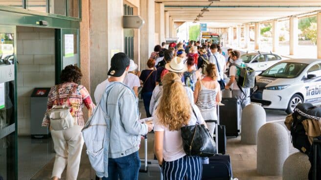 Pasajeros salen del Aeropuerto de Menorca