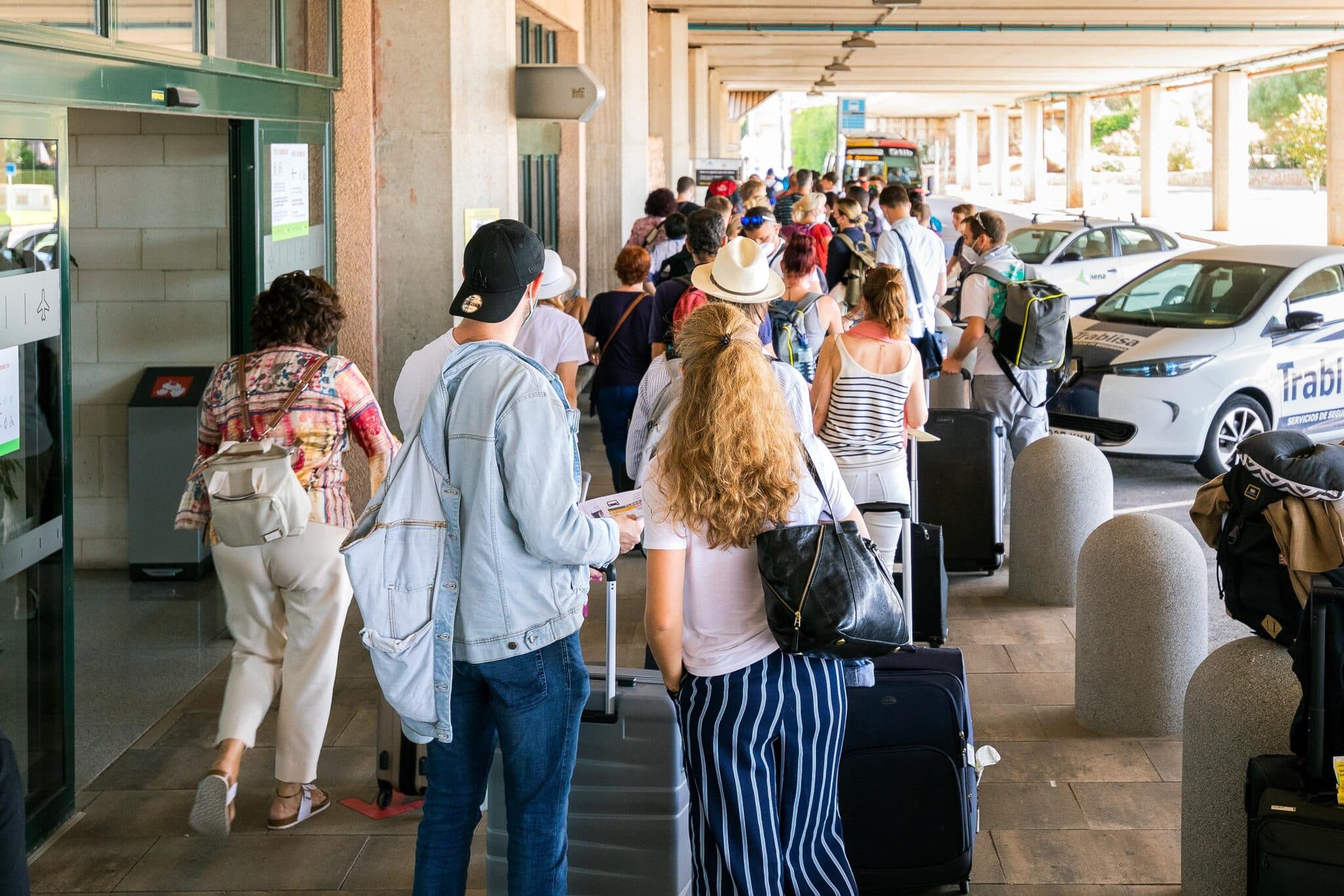 Pasajeros salen del Aeropuerto de Menorca