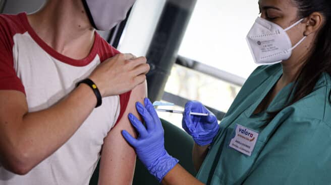 España roza el riesgo bajo por coronavirus y suma 57 nuevas muertes Con cada dosis de Moderna se podría vacunar a cuatro personas, según un estudio