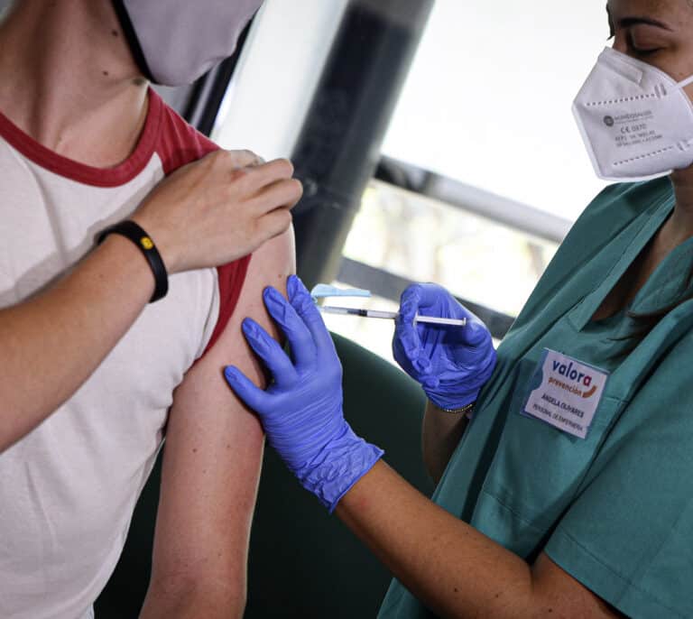 España roza el riesgo bajo por coronavirus y suma 57 nuevas muertes