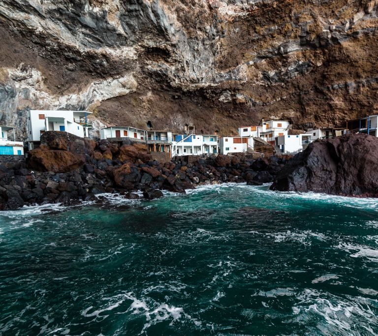 El pueblo en la cueva en el último confín de España