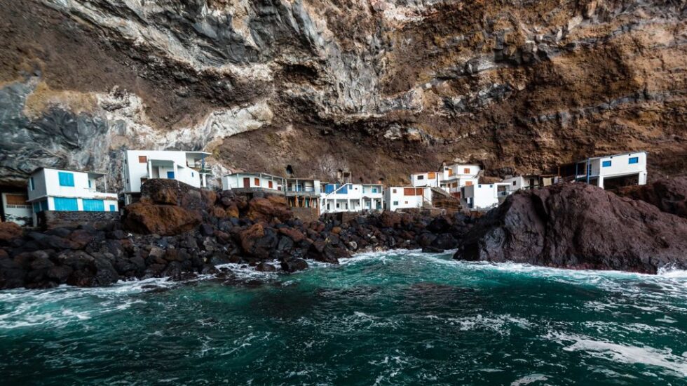 Casas sobre las rocas en Porís de Candelaria (Santa Cruz de Tenerife)