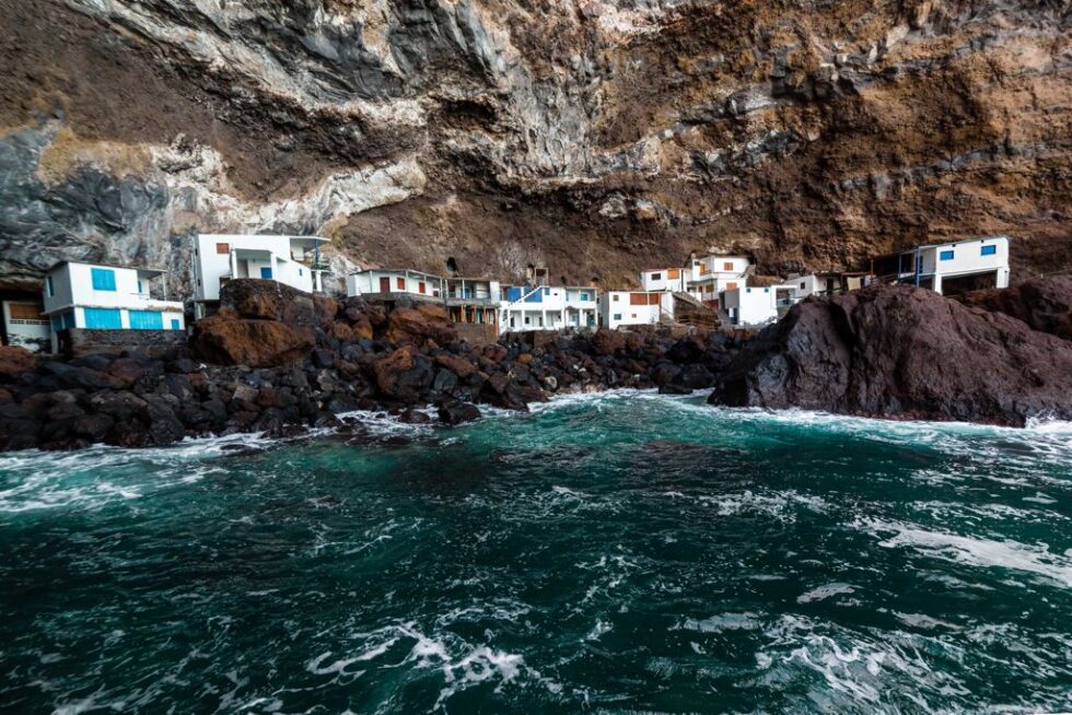 Casas sobre las rocas en Porís de Candelaria (Santa Cruz de Tenerife)