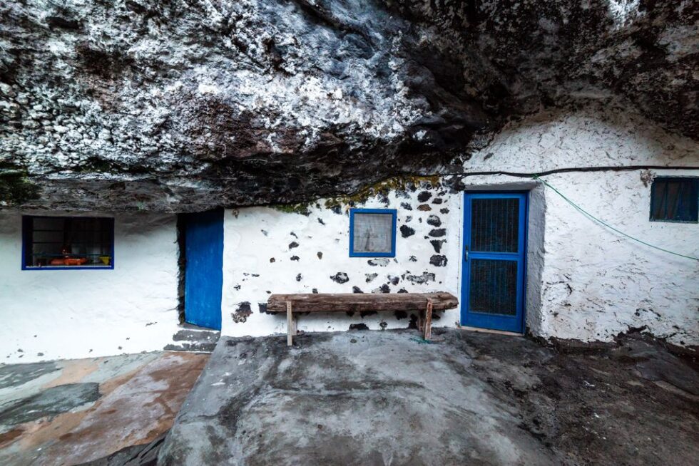 Casa construida en la cueva de Porís de Candelaria (Santa Cruz de Tenerife)
