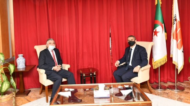 Ambas empresas han ampliado su acuerdo en Medgaz. El presidente de Naturgy, Francisco Reynés, y el presidente de Sonatrach, Toufik Hakkar.