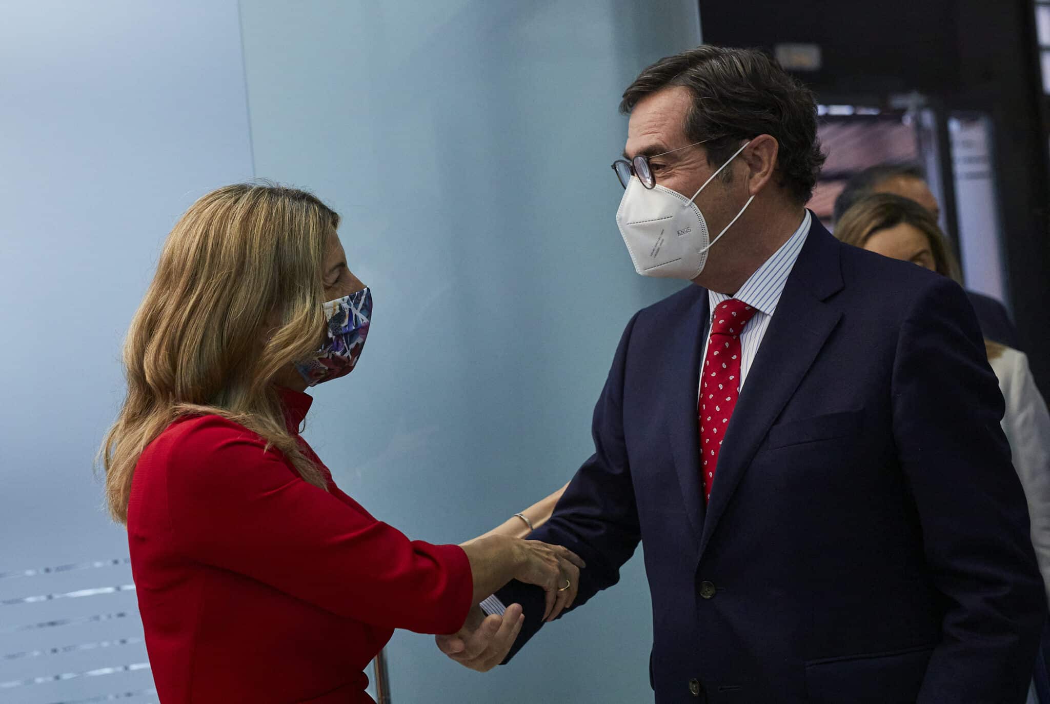 La ministra de Trabajo y Economía Social, Yolanda Díaz, junto al presidente de la CEOE, Antonio Garamendi, durante un acto en Madrid.