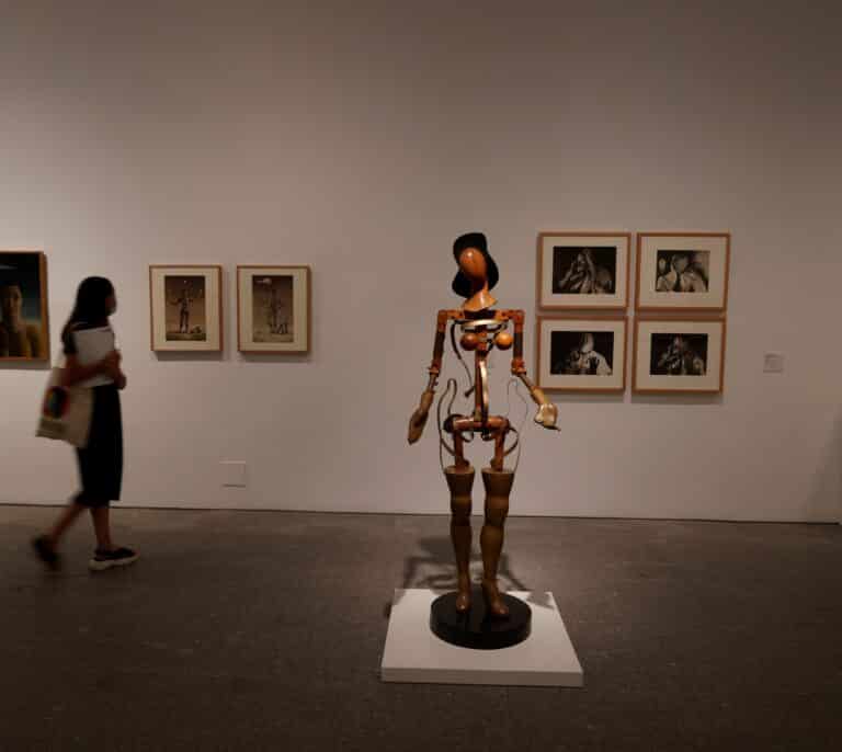 El Museo Reina Sofía salda su deuda con el arte del exilio y la autarquía