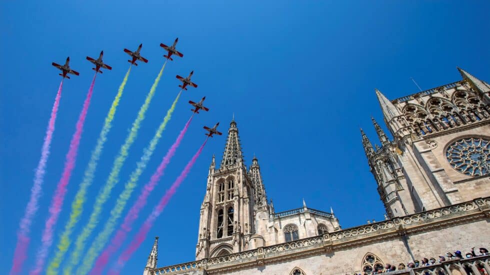 La Patrulla Águila del Ejército del Aire sobrevuela la catedral de Burgos durante los actos organizados para conmemorar los ochocientos años del inicio de la construcción de la Catedral de Burgos
