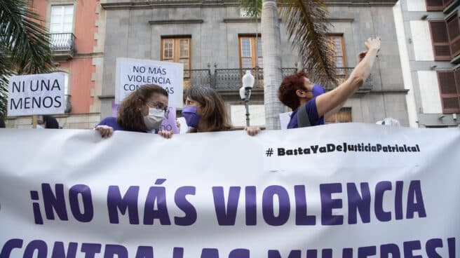 Varias personas participan en una concentración feminista en la Plaza de la Candelaria en repulsa por "todos los feminicidios" en Santa Cruz de Tenerife, Tenerife, Islas Canarias (España).