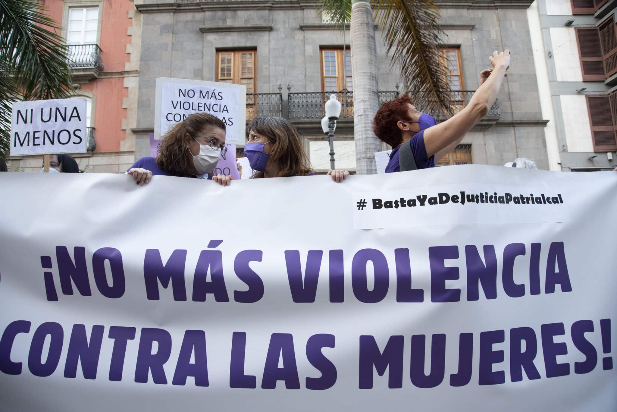 Varias personas participan en una concentración feminista en la Plaza de la Candelaria en repulsa por "todos los feminicidios" en Santa Cruz de Tenerife, Tenerife, Islas Canarias (España).