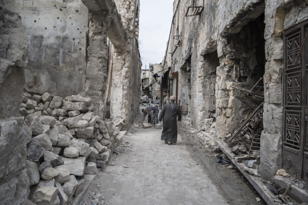 Unos vecinos pasean por el otrora barrio turístico de Alepo