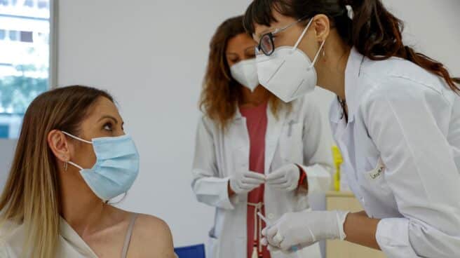 Una enfermera aplica una vacuna contra el coronavirus.