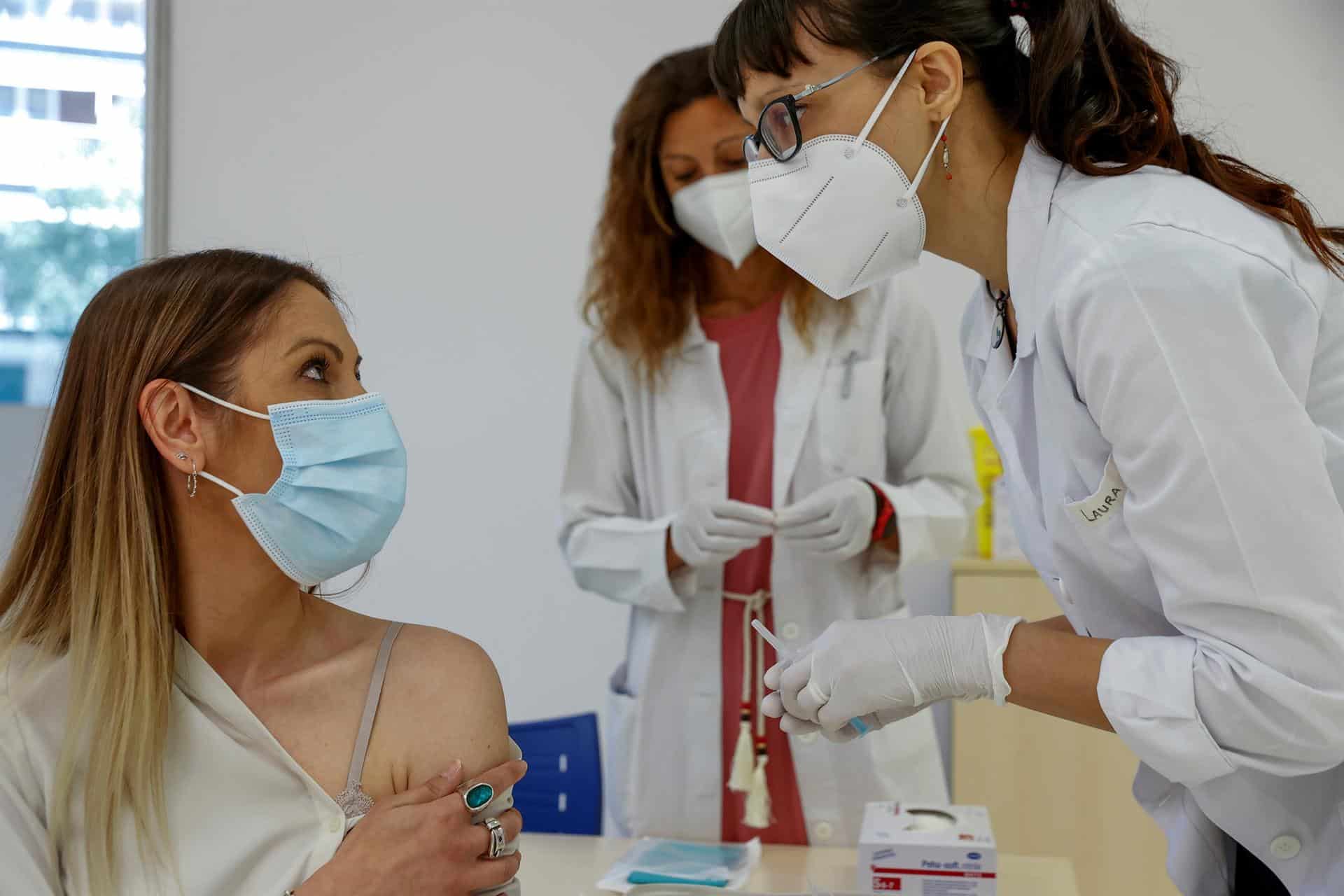 Una enfermera aplica una vacuna contra el coronavirus.