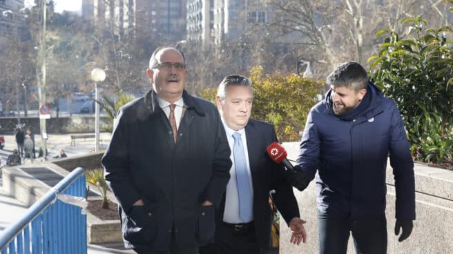 La Audiencia abre juicio contra el ex consejero Alfredo Prada por presuntas irregularidades en el Campus de la Justicia El exmiembro de la Ejecutiva del PP, Alfredo Prada (con corbata azul), cuando acudió a testificar a la Audiencia Provincial de Madrid en 2019