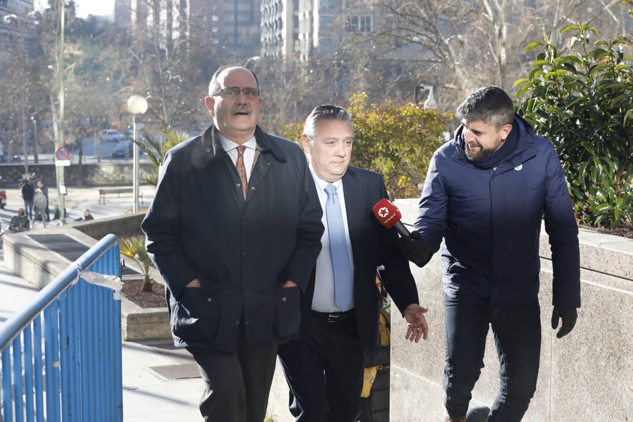 El exmiembro de la Ejecutiva del PP, Alfredo Prada (con corbata azul), cuando acudió a testificar a la Audiencia Provincial de Madrid en 2019