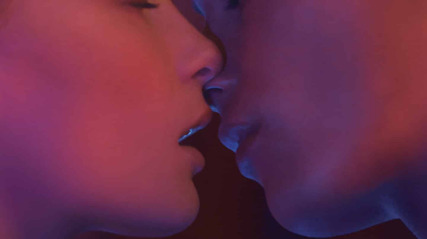 Dos personas besándose