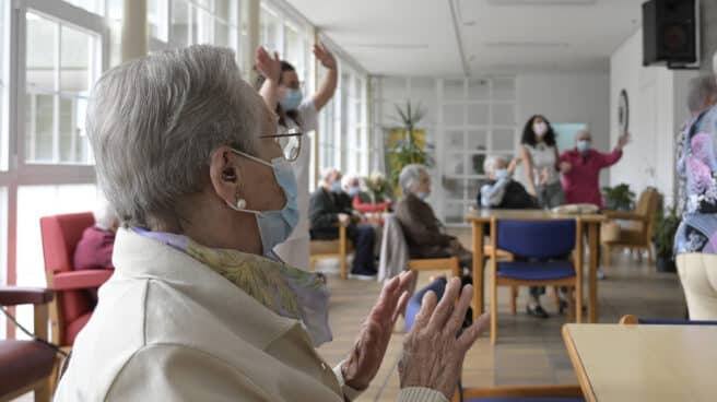 La desescalada llega a las residencias de Galicia Ancianos en una residencia de mayores en A Coruña.