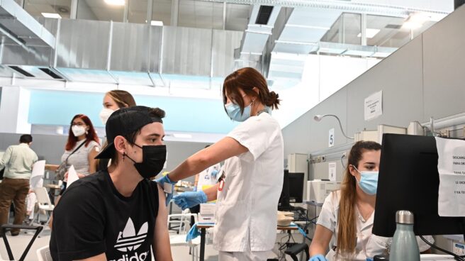 Jóvenes reciben la segunda dosis de la vacuna contra el Covid en el Hospital Enfermera Isabel Zendal de Madrid.