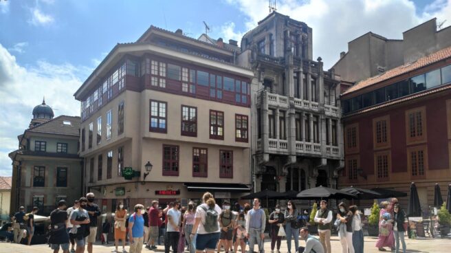 Personas con mascarilla en las calles de Oviedo y terrazas de hostelería.