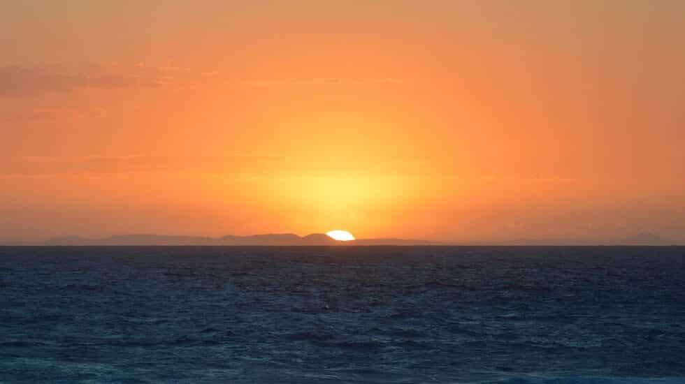 El sol se pone tras la isla de Mallorca, visto desde Menorca.