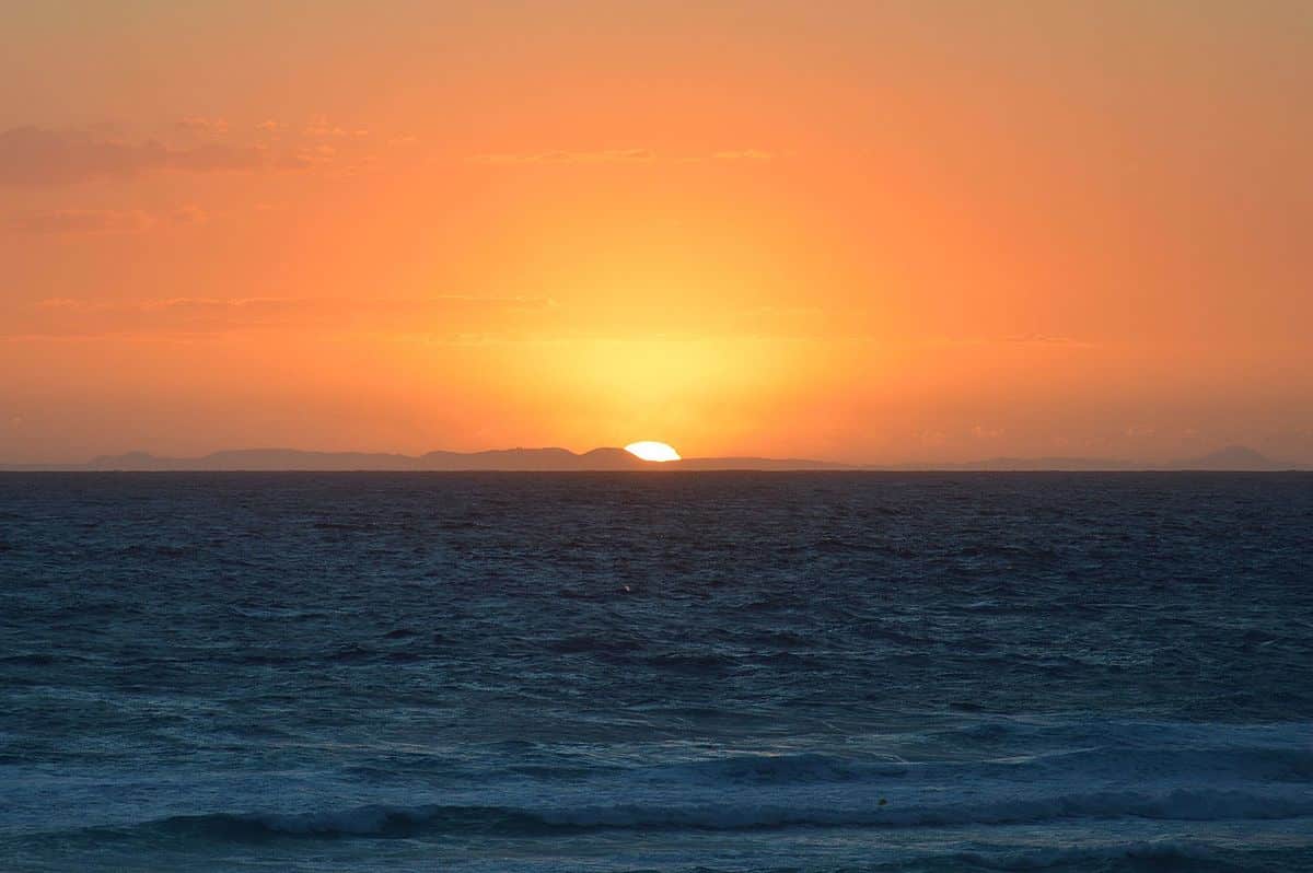 El sol se pone tras la isla de Mallorca, visto desde Menorca.