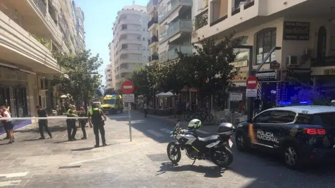 Nueve heridos al arrollar un coche la terraza de un bar en Marbella