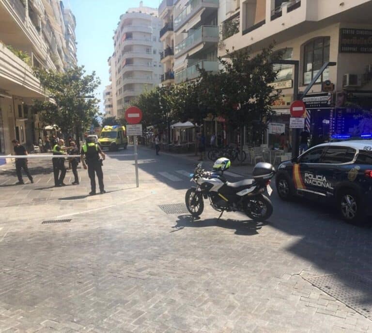 Nueve heridos al arrollar un coche la terraza de un bar en Marbella