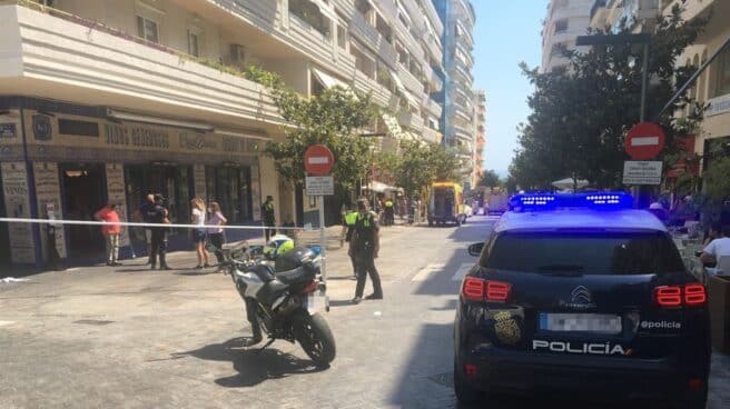 Varios policías controlan la terraza de un bar en Marbella tras haber sido arrollada por un coche