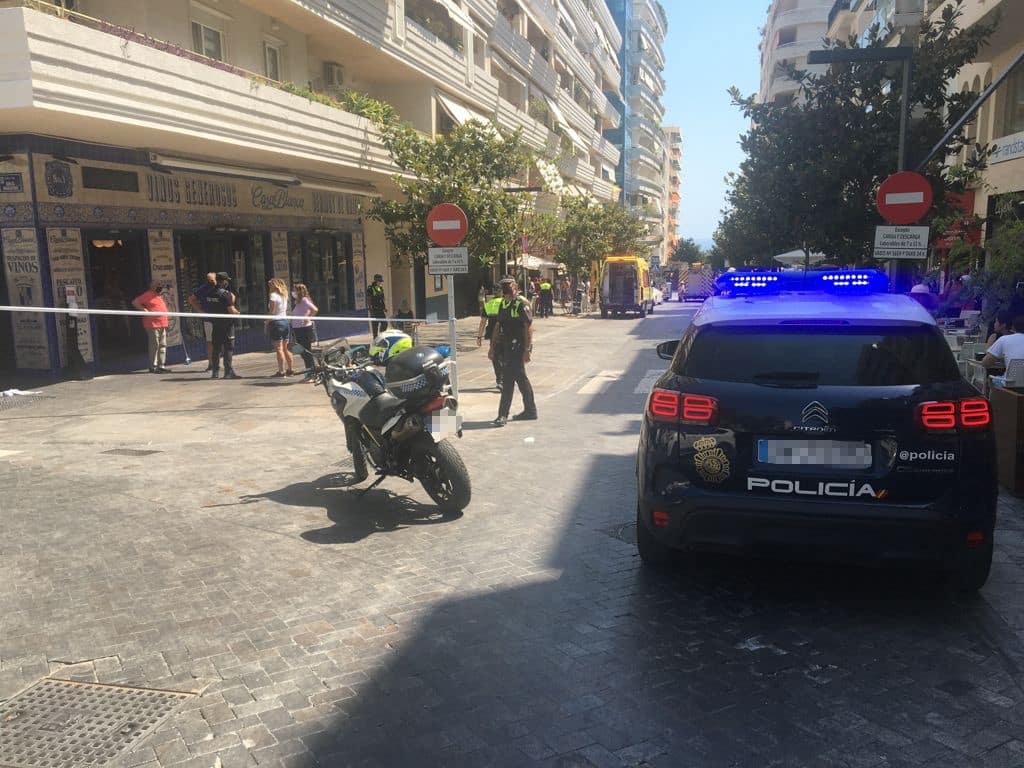 Varios policías controlan la terraza de un bar en Marbella tras haber sido arrollada por un coche