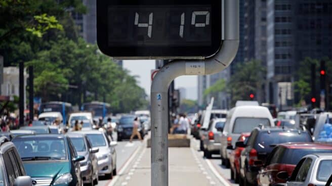 Termómetro marca la temperatura en la calle