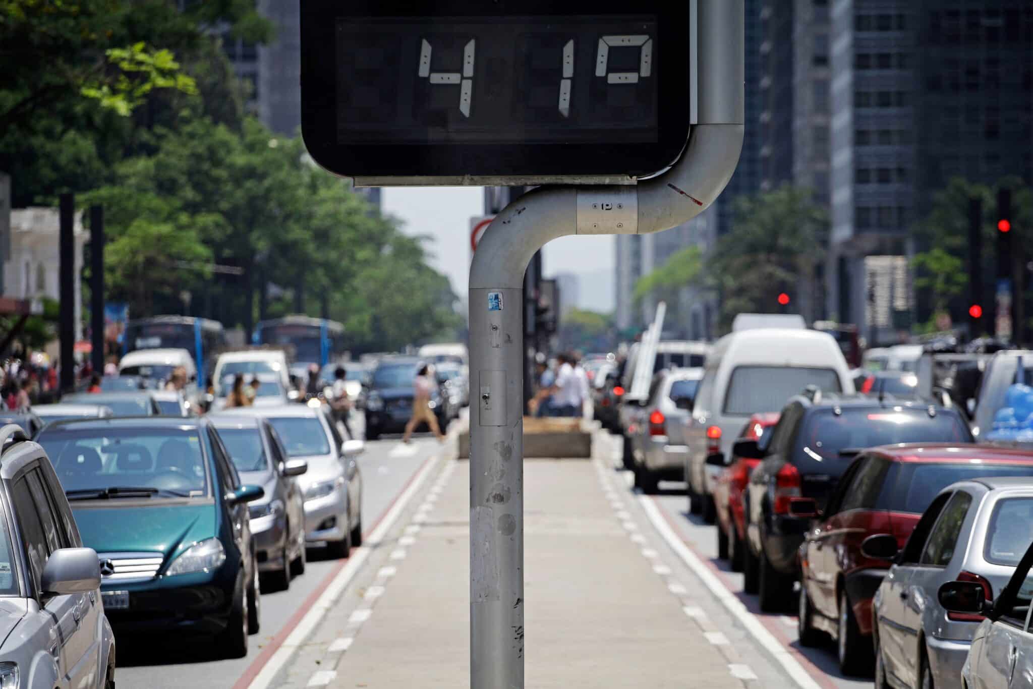 Termómetro marca la temperatura en la calle