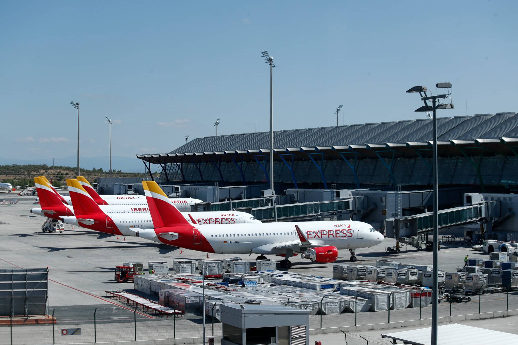 Varios aviones de Iberia en la terminal 4 del Aeropuerto de Madrid-Barajas Adolfo Suárez.