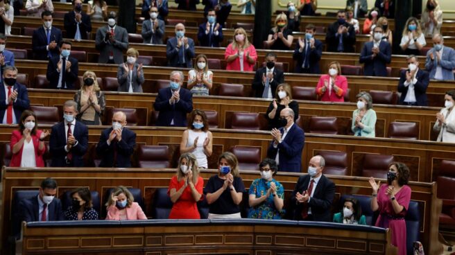 Los diputados socialistas aplauden a Pedro Sánchez en el Congreso. Los diputados socialistas aplauden a Pedro Sánchez en el Congreso.