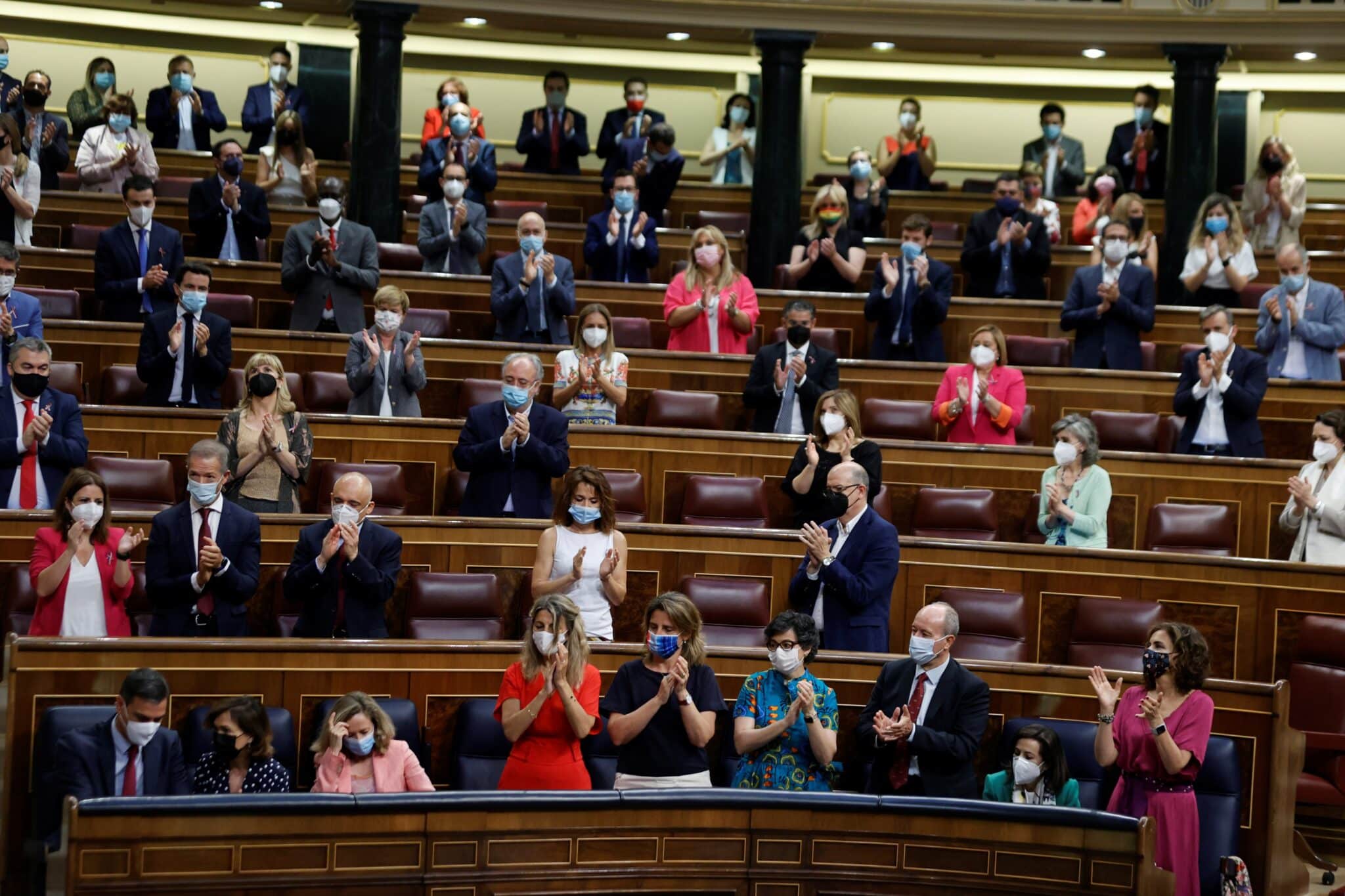 Los diputados socialistas aplauden a Pedro Sánchez en el Congreso.