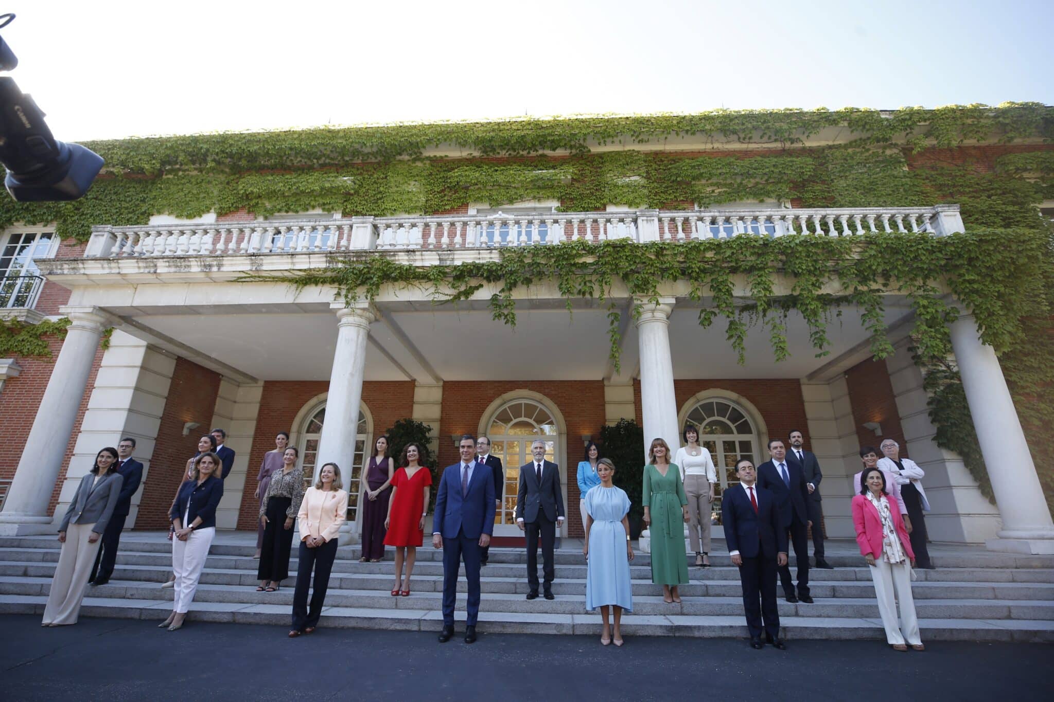 Sánchez no se planteó reducir ministerios porque tenía que colocar "a mucha gente"