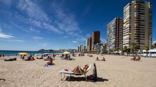 Varios bañistas en la playa de Benidorm. Varios bañistas en la playa de Benidorm.
