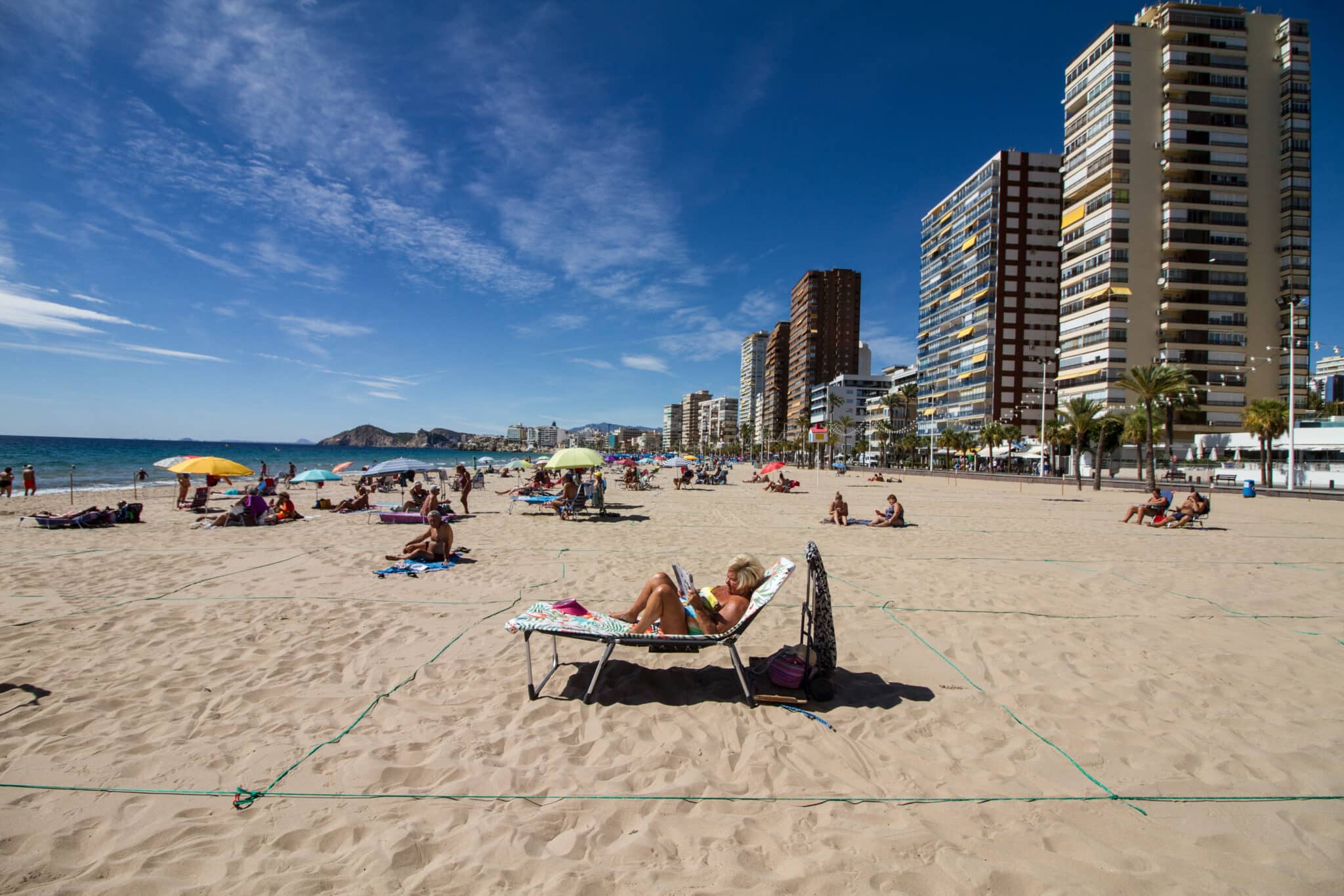 Varios bañistas en la playa de Benidorm.