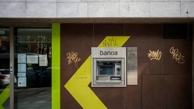 Los bancos planean cerrar centenares de oficinas que se reconvertirán en otros negocios. Un cajero de Bankia