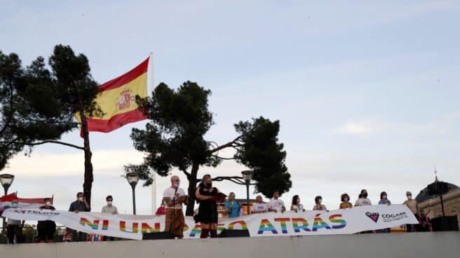 Final de la marcha del Orgullo LGTBI que ha recorrido hoy sábado el paseo del Prado y Recoletos de Madrid, finalizando en la Plaza de Colón.