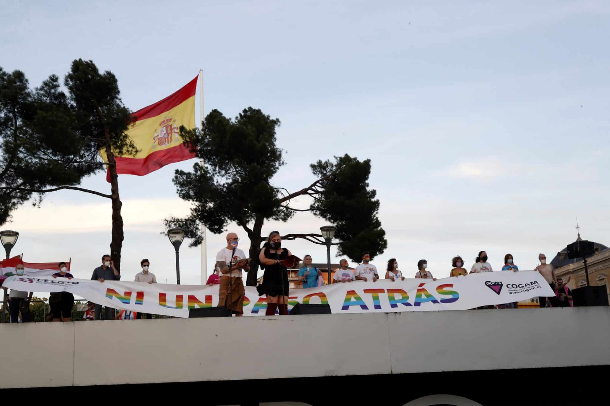 Final de la marcha del Orgullo LGTBI que ha recorrido hoy sábado el paseo del Prado y Recoletos de Madrid, finalizando en la Plaza de Colón.
