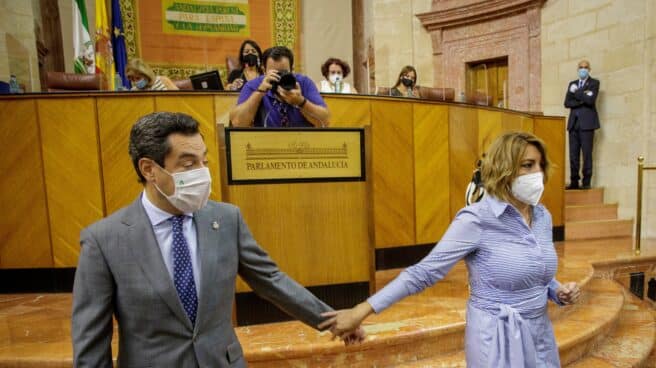 El presidente andaluz, Juanma Moreno, y la expresidenta socialista Susana Díaz, se despiden tras conversar al inicio del debate de la situación general de Andalucía este pasado miércoles