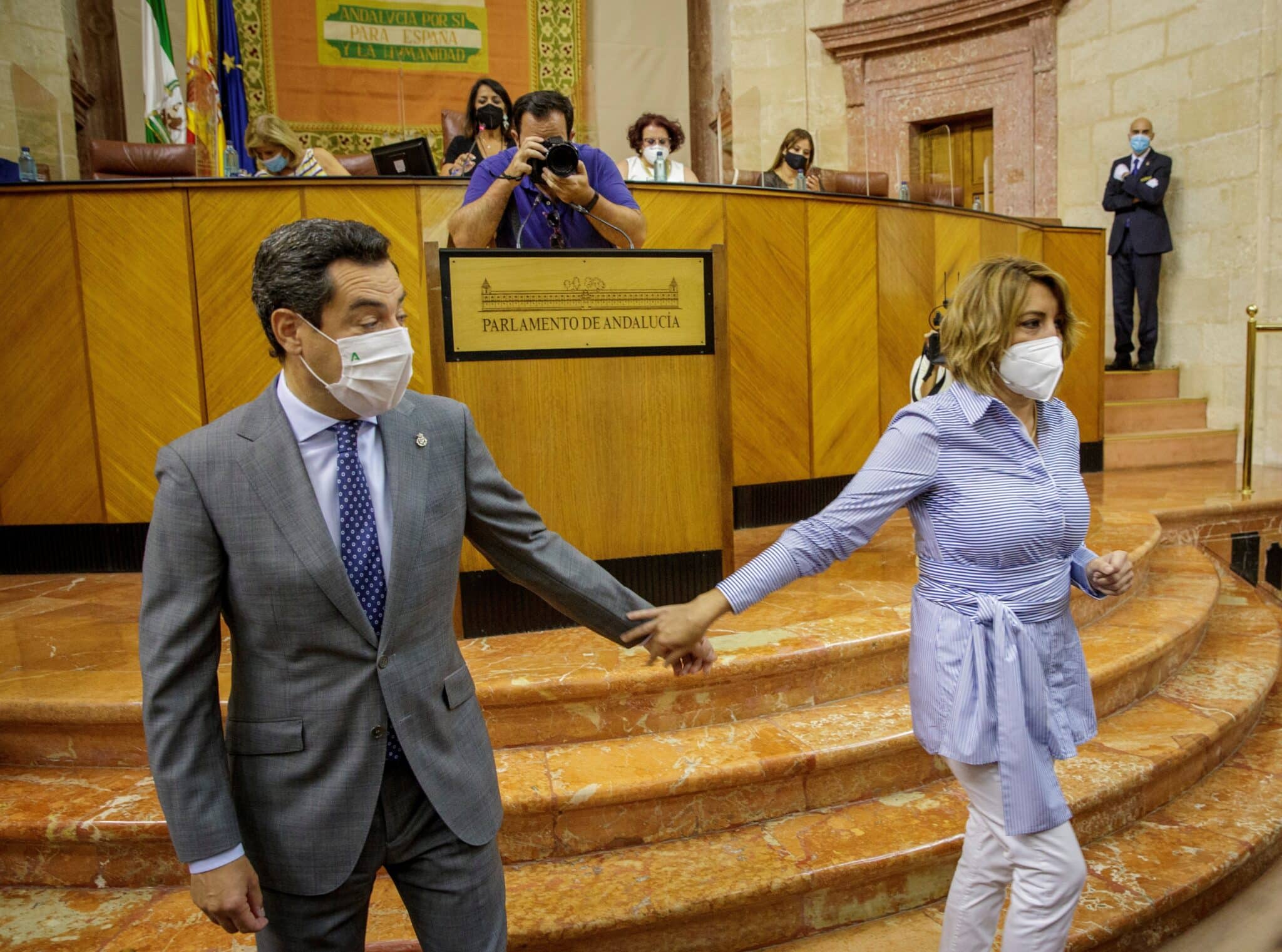 El presidente andaluz, Juanma Moreno, y la expresidenta socialista Susana Díaz, se despiden tras conversar al inicio del debate de la situación general de Andalucía este pasado miércoles